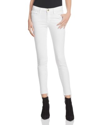 FRAME Skinny De Jeanne Raw Stagger Jeans in Blanc